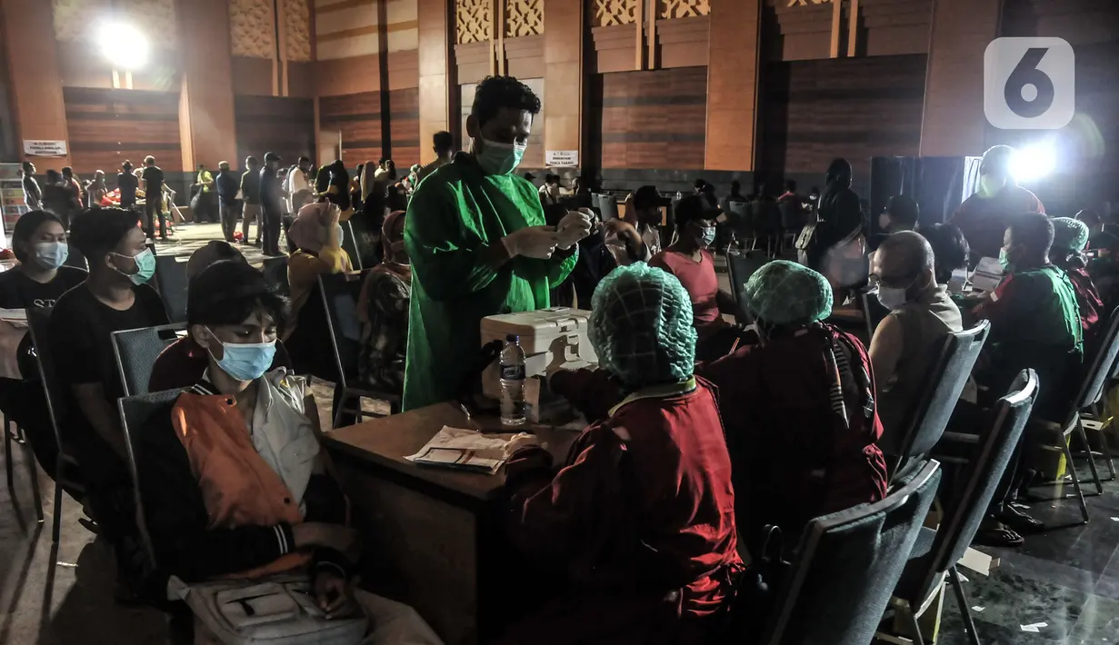 Suasana saat warga mengikuti vaksinasi COVID-19 di Jakarta Islamic Center, Koja, Jakarta Utara, Selasa (7/9/2021). Situs covid-19.go.id mencatat, program vaksinasi COVID-19 di Indonesia telah mencapai 32,1 persen dari total jumlah sasaran 208 juta jiwa. (merdeka.com/Iqbal S. Nugroho)