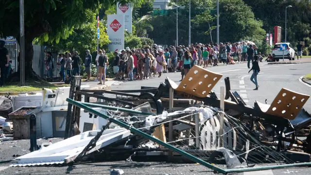 Rusuh Kaledonia Baru, Puing dan Sisa Barang Terbakar Blokir Jalan di distrik Magenta Noumea