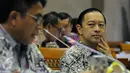 Mendag, Thomas Trikasih Lembong (kanan) menyimak pendapat perwakilan Kementerian Perindustian saat RDP dengan Komisi VI DPR RI di Kompleks Parlemen, Jakarta, Kamis (26/11/2015). RDP membahas perdagangan gula rafinasi. (Liputan6.com/Helmi Fithriansyah)