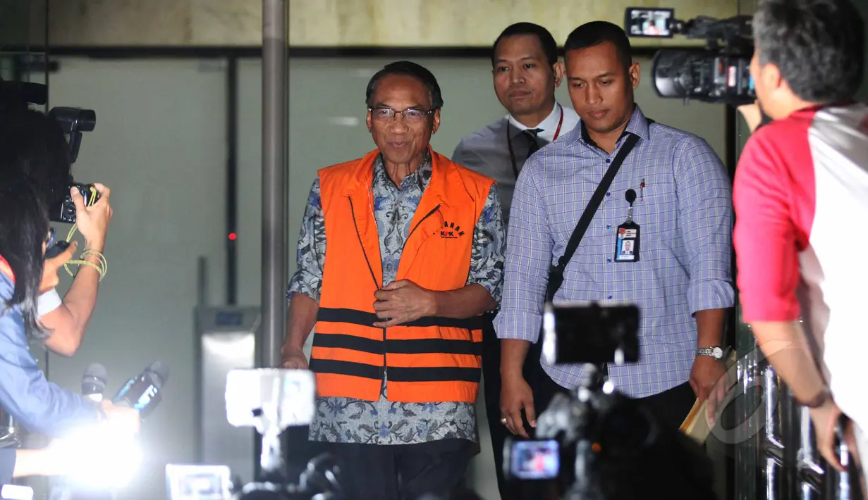 Jero Wacik usai menjalani pemeriksaan di KPK, Jakarta, Selasa (12/5/2015). Jero diperiksa terkait kasus pemerasan saat ia menjabat sebagai Menteri ESDM. (Liputan6.com/Helmi Afandi) 