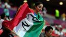 Suporter memegang bendera Iran sebelum pertandingan sepak bola Grup B Piala Dunia 2022 antara Wales dan Iran di Ahmad Bin Ali Stadium, Al Rayyan, Qatar, Jumat (25/11/2022). (AP Photo/Francisco Seco)