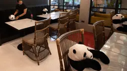 Pramusaji restoran Maison Saigon menggunakan boneka panda untuk menjaga jarak para tamu di Bangkok, Rabu (13/5/2020). Pemerintah Thailand sudah memberlakukan pelonggaran lockdown atau pembatasan wilayah sehingga sejumlah restoran dan toko-toko dapat beroperasi kembali. (AP/Sakchai Lalit)