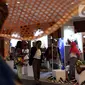 Pengunjung melihat aneka kerajinan dalam pameran UMKM Export BRILian Preneur 2019  di Jakarta Convention Center, Jakarta, Jumat (20/12/2019). UMKM Export BRILian Preneur 2019 menampilkan aneka produk dari 150 UMKM binaan Bank BRI dan Rumah Kreatif BUMN (RKB). (Liputan6.com/Johan Tallo)