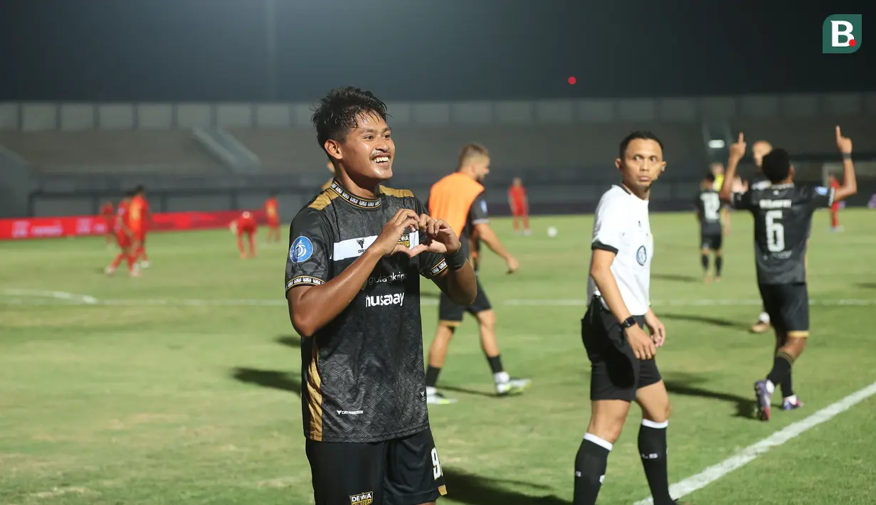 <p>Selebrasi pemain Dewa United, Septian Bagaskara setelah mencetak gol kedua timnya ke gawang Persija Jakarta pada laga pekan ke-10 BRI Liga 1 2023/2024 di Stadion Indomilk Arena, Tangerang, Jumat (25/8/2023). Dewa United menang 2-0 atas Persija Jakarta. (Bola.com/M Iqbal Ichsan)</p>