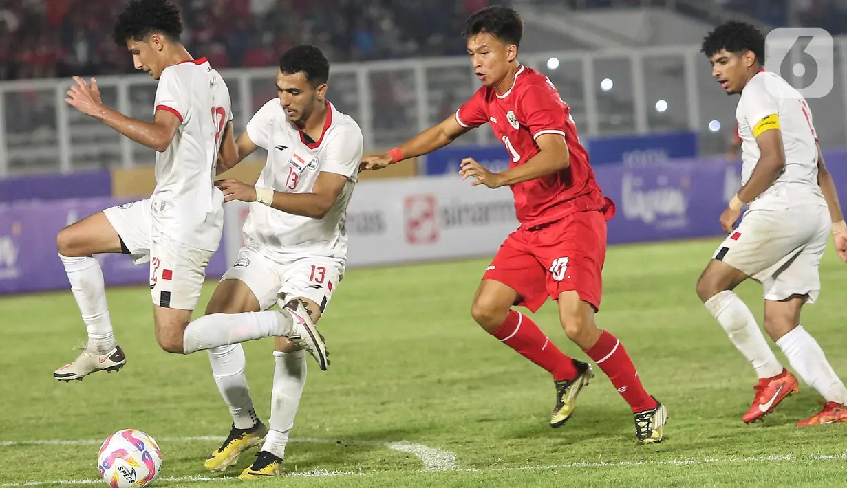 Beberapa kali pemain Yaman mencoba mendobrak barisan pertahanan timnas Indonesia U-20. (Liputan6.com/Angga Yuniar)