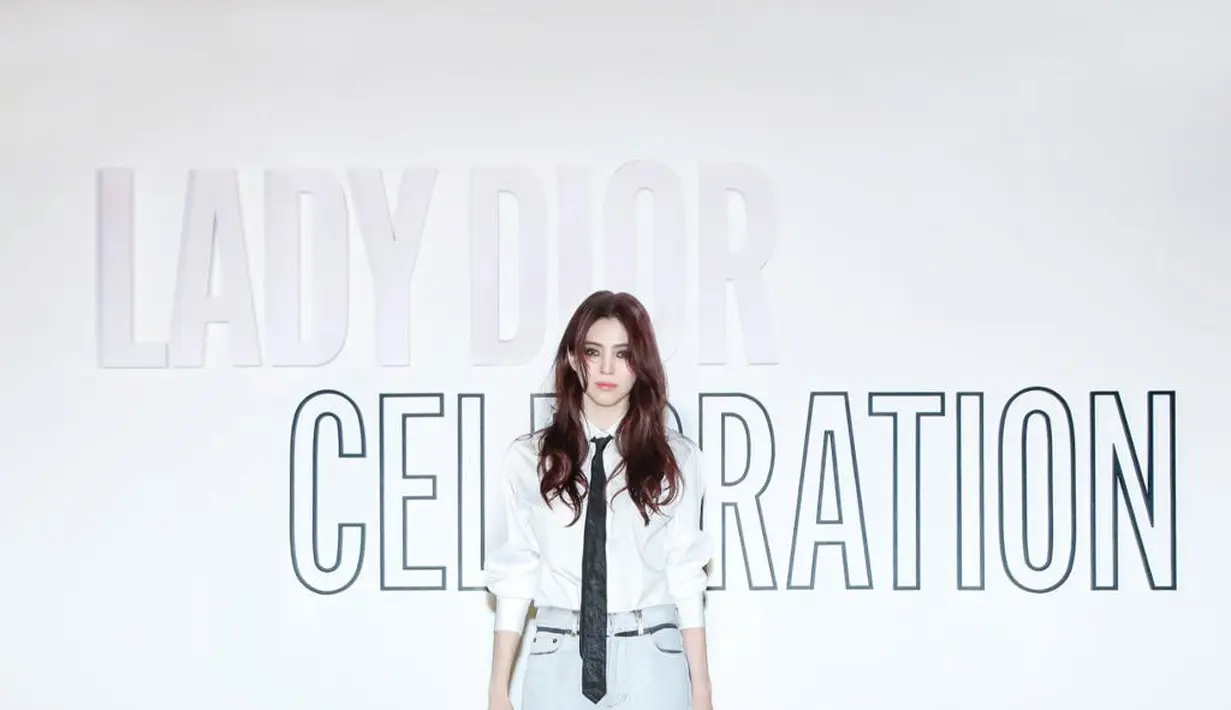 Duta Dior lainnya, Han So Hee memperlihatkan sisi maskulin mengenakan kemeja putih, dasi, dan denim. Disempurnakan dengan smokey eye serta tas Lady Dior yang ikonis. [Dok/Dior]