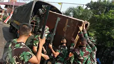 Aparat TNI melakukan pengosongan kompleks Zeni TNI Angkatan Darat di Mampang, Jakarta Selatan, Minggu (17/1). Meskipun sempat terjadi kericuhan, namum Kodam Jaya tetap mengosongkan sebanyak 71 rumah di kompleks tersebut. (Liputan6.com/Immanuel Antonius)