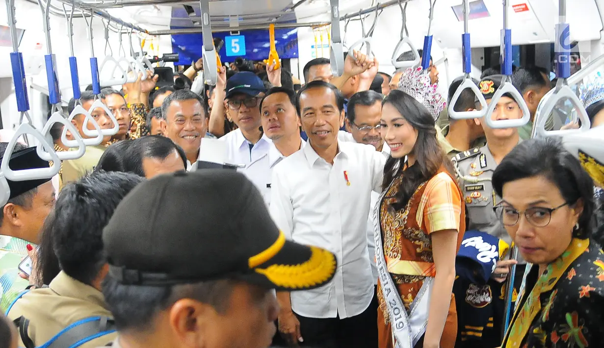 Presiden Joko Widodo saat mencoba moda transportasi MRT di Jakarta, Selasa (19/3). Jokowi mengajak sejumlah Menteri Kabinet Kerja menjajal MRT Jakarta. Jokowi dan para menteri naik dari Stasiun Bundaran HI menuju Stasiun Lebak. (Liputan6.com/Angga Yuniar)
