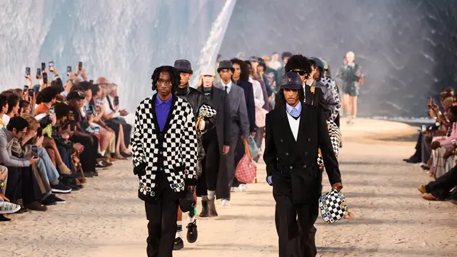 Louis Vuitton Hadirkan Ombak Buatan 26 Kaki ke Runway di Malam Terpanas Paris