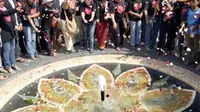 Keluarga korban bom memperingati tragedi bom Bali 2002 di Monumen Bom Bali, Legian, Kuta, Senin (12/10). Puluhan orang korban terorisme mendeklarasikan untuk menjaga persatuan antar sesama.(Antara)