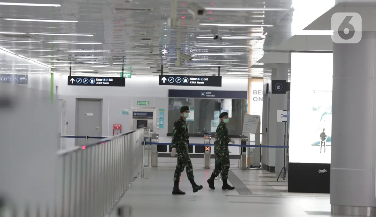Personil TNI berjaga di Stasiun MRT Bundaraan HI, Jakarta, Selasa (26/5/2020).  Sehingga masyarakat dapat melaksanakan aktivitasnya namun tetap disiplin menjalankan protokol kesehatan. (Liputan6.com/Johan Tallo)