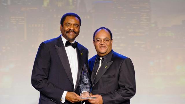 David Steward, miliarder kulit hitam anak pemulung yang berhasil sukses.