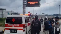 Polisi memeriksa isi ambulans yang ugal-ugalan di jalan arteri Nasional III Sukabumi-Bogor (Liputan6.com/Fira Syahrin).
