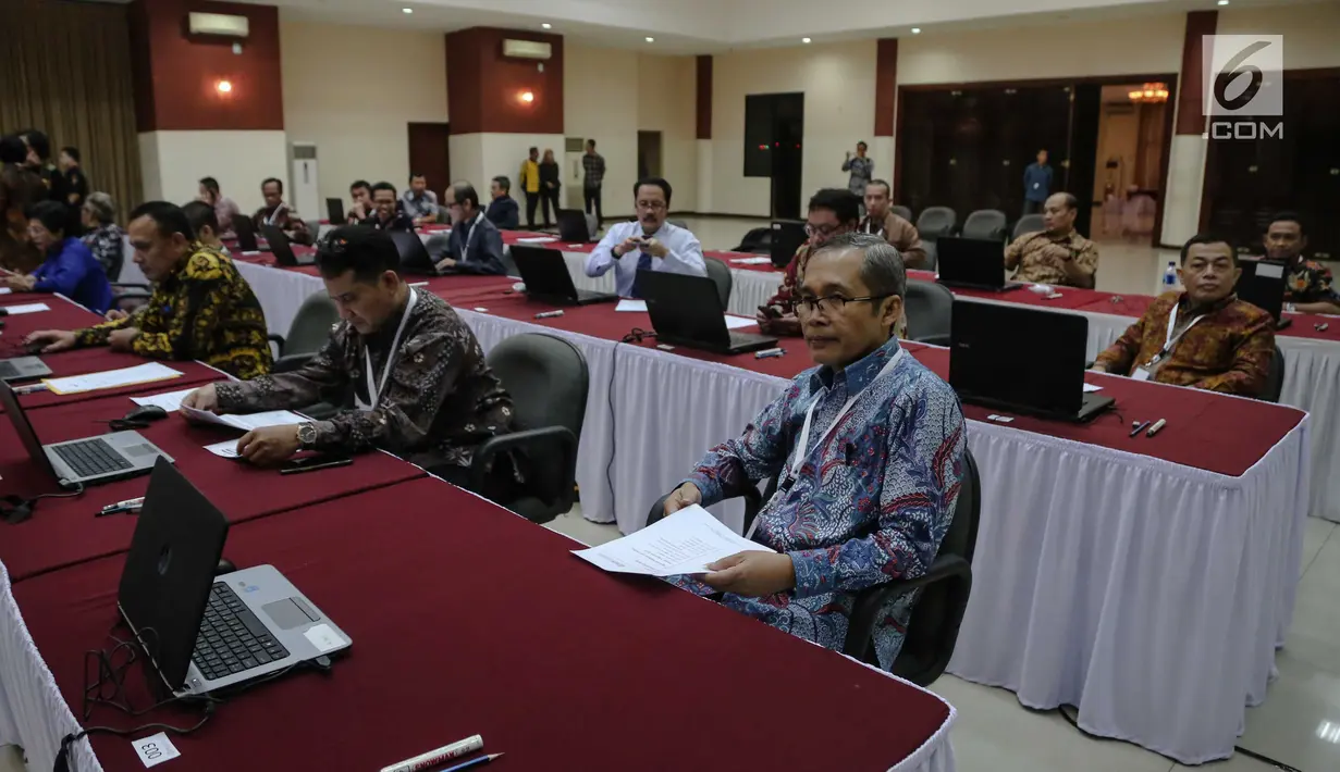 Alexander Marwata (kanan) bersiap mengikuti tes profile assessment seleksi calon pimpinan (capim) KPK di Gedung Lemhanas, Jakarta, Kamis (8/8/2019). Sebanyak 40 orang capim KPK menjalani tes profile assessment selama dua hari yakni 8-9 Agustus 2019. (Liputan6.com/Faizal Fanani)