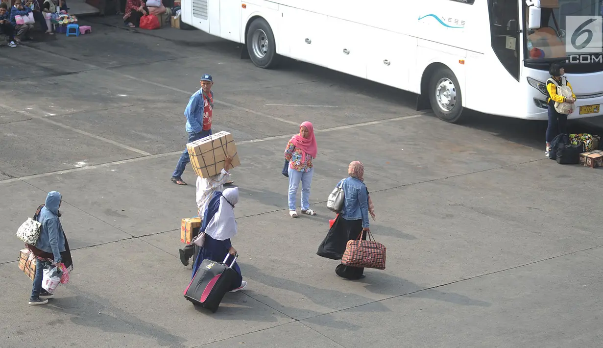 Sejumlah calon penumpang bersiap menaiki bus di Terminal Kampung Rambutan, Jakarta, Minggu (10/6). Puncak mudik di Kampung Rambutan diprediksi pada 12 Juni 2018 (H-3 Lebaran) bertepatan dengan liburnya semua aktivitas buruh. (Merdeka.com/Arie Basuki)