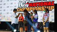 Bupati Garut Rudy Gunawan mengaluhkan medali bagi para juara kejurnas balap sepeda ICF-Championship ISSI 2021. (Liputan6.com/Jayadi Supriadin)