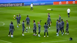 Para pemain Paris Saint-Germain menghadiri sesi latihan di Stadion Bernabeu, Madrid, Spanyol, 8 Maret 2022. Paris Saint-Germain akan menghadapi Real Madrid pada pertandingan sepak bola Liga Champions. (AP Photo/Manu Fernandez)