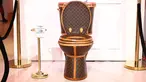 Sebuah toilet emas berlapis kulit tas Louis Vuitton dipamerkan dalam sebuah showroom di California, Los Angeles, 8 November 2017. Karya unik tersebut dibuat oleh seorang seniman bernama Illma Gore. (Joe Scarnici/Getty Images for Tradesy/AFP)