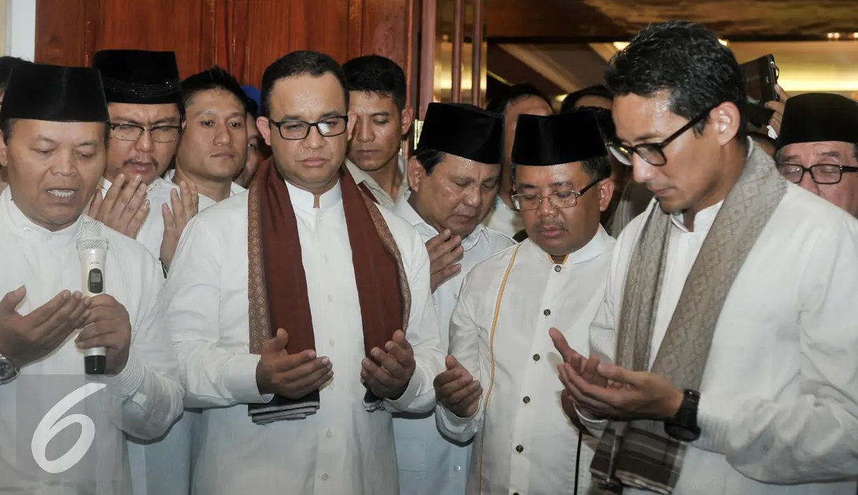Wakil Ketua MPR Hidayat Nur Wahid (kiri) memimpin doa usai pendeklarasian Anies dan Sandiaga sebagai Cagub dan Cawagub DKI Jakarta 2017, Jakarta, Jumat (23/9). (Liputan6.com/Yoppy Renato)