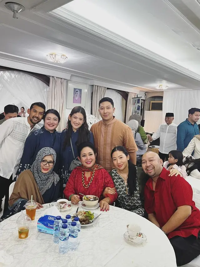 8 Momen Kumpul Lebaran Keluarga Cendana, Ada Tata Cahyani yang Jadi Sorotan