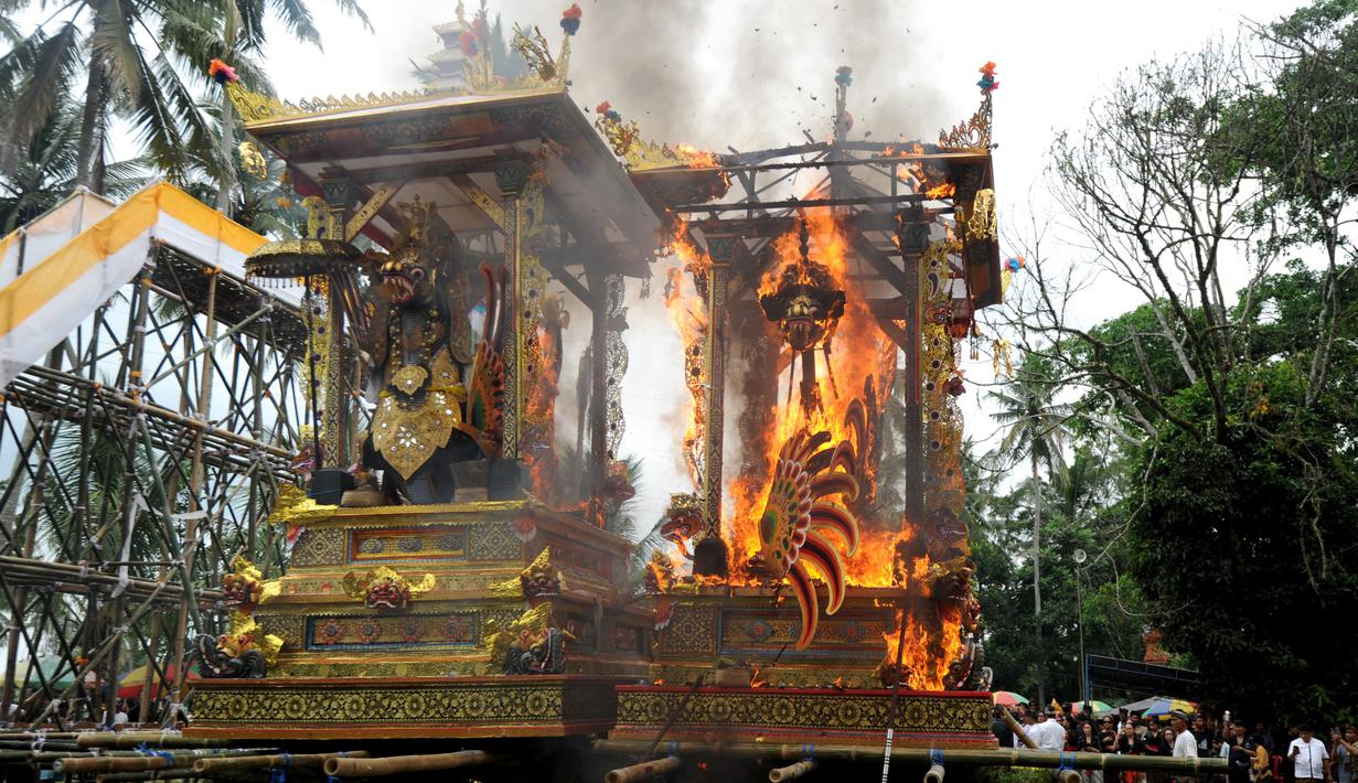 FOTO Menyaksikan Ngaben  Akbar Keluarga I Gusti Ngurah Rai 
