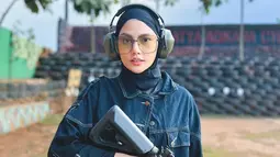 Dara Arafah sukses curi perhatian saat berfoto sambil memegang senjata. Ya, Dara Arafah terlihat gagah bersenjata saat latihan menembak. Momen Dara menekuni hobi menembak ini banjir pujian dari warganet. Warganet kian terpesona dengan sosok Dara yang punya hobi anti-mainstream untuk perempuan. (Liputan6.com/IG/@daraarafah)