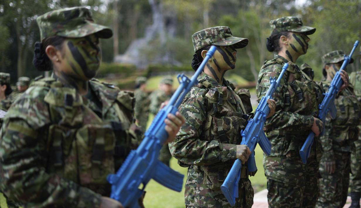 Rekrutan sukarela perempuan menghadiri program pelatihan tiga bulan di pangkalan militer di Bogota, Kolombia, Senin, 6 Maret 2023. Setelah larangan 25 tahun, tentara Kolombia sekali lagi mengizinkan wanita untuk bergabung dengan barisannya melalui dinas militer sukarela, yang merupakan persyaratan bagi pria. (AP Photo/Fernando Vergara)