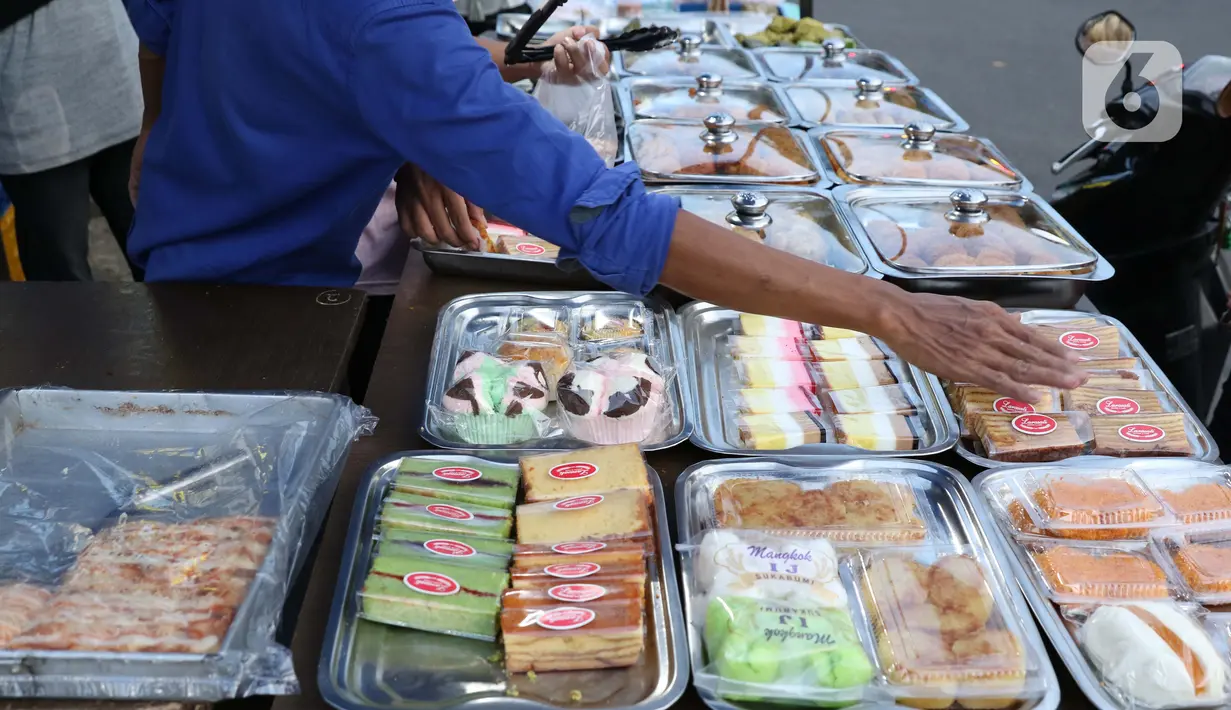 Pedagang menjajakan makanan untuk berbuka puasa (takjil) di kawasan Jalan Panjang, Jakarta, Selasa (5/5/2020). Pandemi virus COVID-19 dan pelaksanaan Pembatasan Sosial Berskala Besar (PSBB) berimbas pada sepinya pembeli takjil di kawasan tersebut. (Liputan6.com/Helmi Fithriansyah)