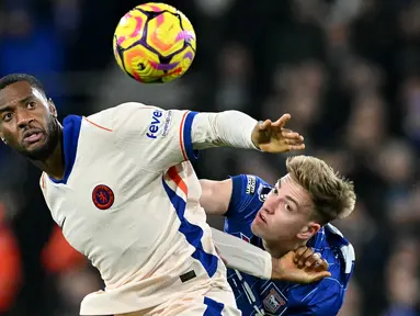 Pemain Chelsea, Tosin Adarabioyo berebut bola dengan pemain Ipswich Town, Liam Delap pada laga lanjutan Liga Inggris 2024/2025 yang berlangsung di Portman Road, Ipswich, Inggris, Selasa (31/12/2024) dini hari WIB. (AFP/Glyn Kirk)