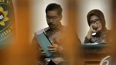 Romi Herton dan Istrinya Masyitoh saat menjalani sidang lanjutan di Pengadilan Tipikor, Jakarta, Kamis (4/12/2014). (Liputan6.com/Miftahul Hayat)