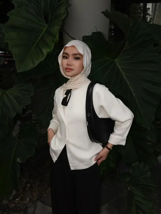 Dalam keseharian, Sashfir kerap menggunakan pashmina simple tanpa banyak jarum. [@sashfir].