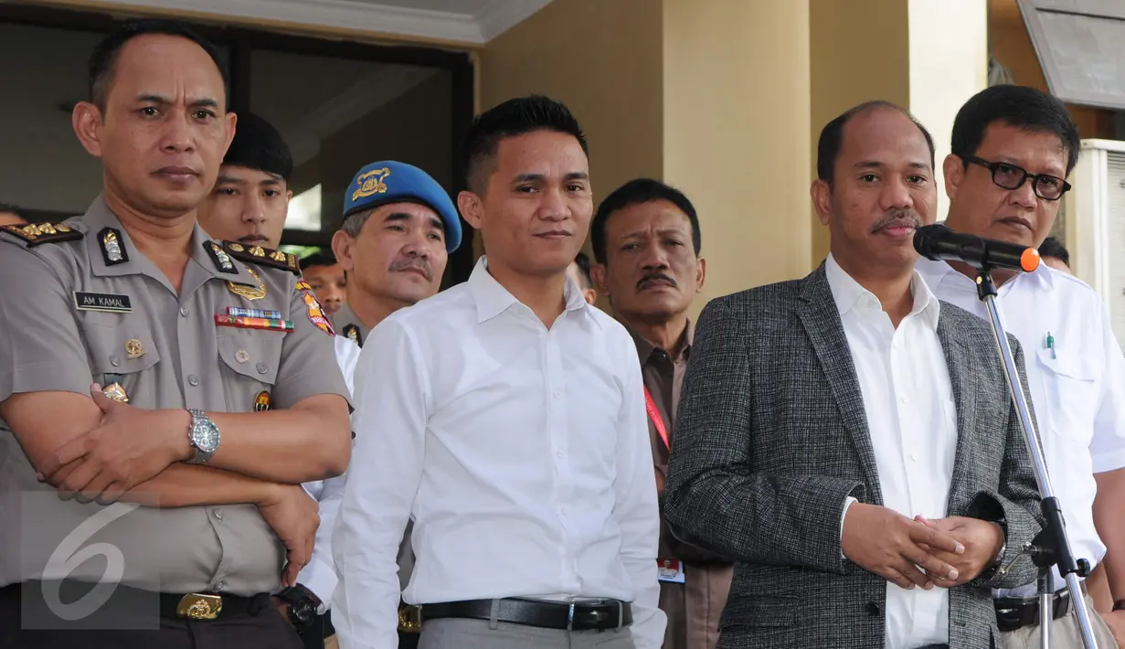 Ketua tim hukum Basuki Tjahaja Purnama atau Ahok, Sirra Prayuna memberikan keterangan pers di Bareskrim Mabes Polri, Jakarta, Selasa (15/11). Dalam gelar perkara kasus dugaan penistaan agama, Ahok dipastikan tidak hadir. (Liputan6.com/Helmi Afandi)