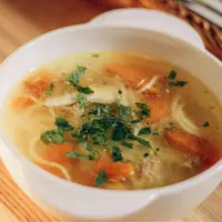 Sup ayam hangat dengan kuah bening jernih. [Dok/Pexels.com/Anhelina Vasylyk].