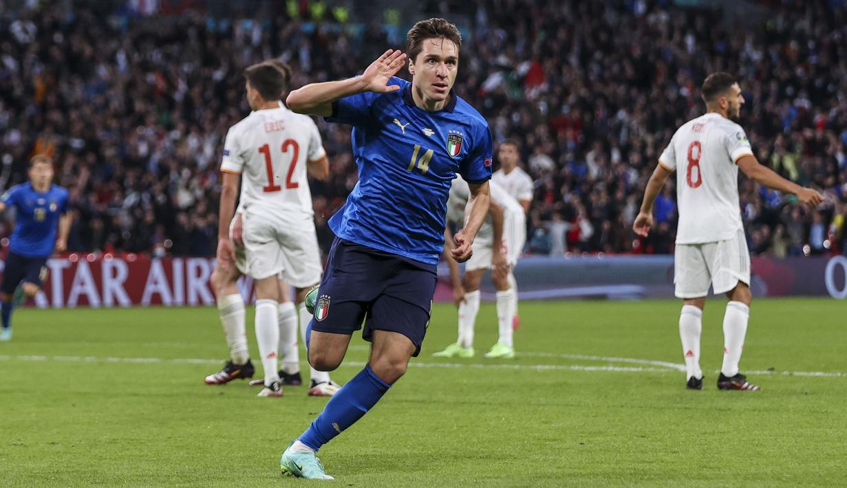 Federico Chiesa - Penyerang 23 tahun ini merupakan salah satu pemain yang bekontribusi besar membawa Gli Azzurri juara Euro 2020. Berkat penampilan apiknya Juventus sebagai klub yang menaunguinya dengan tegas akan menolak setiap tawaran dari klub lain yang ingin memboyongnya. (Foto:AP/Carl Recine)