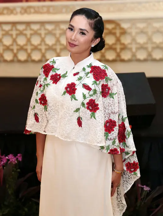 "Iya tadi emang dimintanya bareng-bareng. ada satu lagu yang harusnya sama Elea tapi dianya gak mau, akhirnya bareng-bareng. Baru latihan tadi, di ruang make up. Sebelumnya gak latihan," tutur Ussy. (Deki Prayoga/Bintang.com)