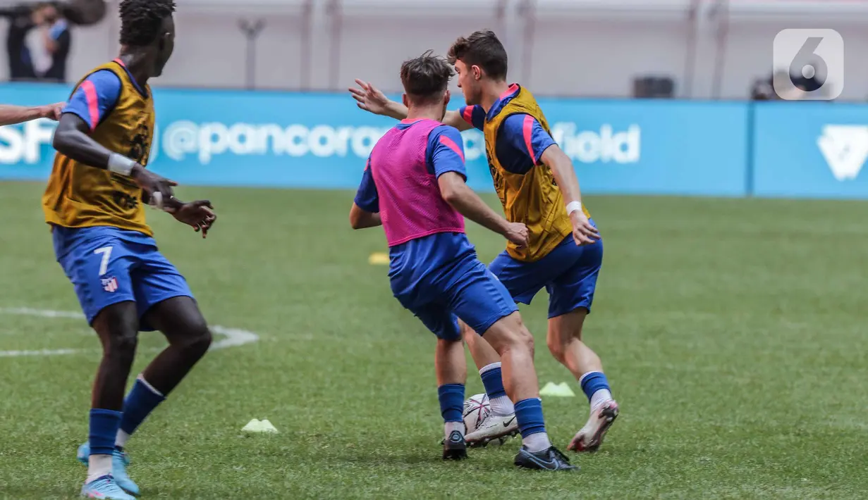 Sejumlah pemain berlatih sebelum laga International Youth Championship (IYC) 2021 di Jakarta International Stadium (JIS), Jakarta, Rabu (13/4/2022). Kompetisi IYC 2021diikuti oleh empat tim yakni Barcelona U-18, Atletico Madrid U-18, Indonesia All Star U-20, dan Bali United U-18. (Liputan6.com/Faiza