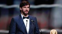Kiper Liverpool Alisson Becker menunjukkan piala Yachine Trophy saat meraihnya dalam malam penghargaan Ballon d'Or 2019 di Chatelet Theatre, Paris, Prancis, Senin (2/12/2019). Alisson  diakui sebagai kiper pria terbaik di dunia oleh France Football Magazine. (AP Photo/Francois Mori)