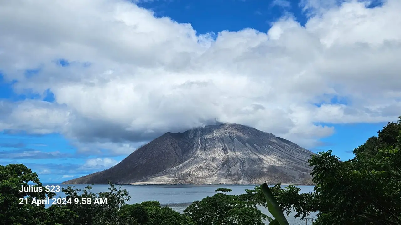 Visual Gunung Ruang di Kecamatan Tagulandang, Kabupaten Sitaro, Sulut, pada Minggu (21/4/2024).