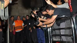 Meninggalkan KPK, Gulat Manurung yang mengenakan baju tahanan berwarna oranye dikawal ketat petugas, Jakarta, (26/9/14). (Liputan6.com/Miftahul Hayat) 