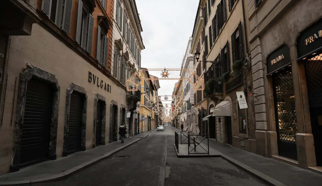 Sejumlah toko di Via dei Condotti terpantau tutup, Roma, Italia, 24 Desember 2020. Italia meminta restoran dan bar untuk tutup pada pukul 18.00 waktu setempat. (Xinhua/Cheng Tingting)