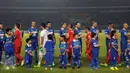Pemain Calcio Legend bersalaman dengan tim Primavera Baretti jelang laga persahabatan di Stadion GBK Jakarta, Sabtu (21/5/2016). Calcio Legend menang telak 4-0. (Liputan6.com/Helmi Fithriansyah)