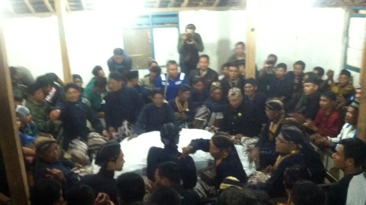 Ritual adat membuka Cupu (guci) Kyai Panjala