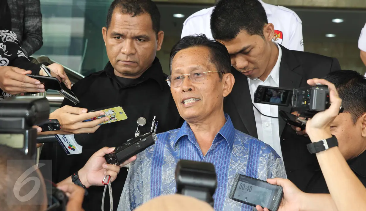 Panitera MK Kasianur Sidauruk usai menjalani pemeriksaan di Gedung KPK, Jakarta, Kamis (2/6/2015). Kasianur diperiksa sebagai saksi kasus suap sengketa pilkada Kabupaten Morotai di MK 2011 dengan tersangka Rusli Sibua. (Liputan6.com/Helmi Afandi)