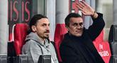 Direktur olahraga AC Milan, Paolo Maldini (kanan) melambaikan tangan di samping Zlatan Ibrahimovic pada laga lanjutan Liga Italia 2022/2023 antara AC Milan melawan Udinese di Stadion San Siro, Milan, 3 Maret 2021. Ibrahimovic kembali ke AC Milan pada Desember 2019 dari LA Galaxy. Meski tak muda lagi, ia masih memiliki penanan yang penting di Rossoneri. Ibra tampil sebanyak 78 laga dengan mencetak 37 gol sebelum memutuskan pensiun pada Senin (5/6/2023) lalu. (AFP/Miguel Medina)