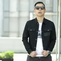 Komika dan pemeran, Ernest Prakasa mulai mencoba menjadi produser. Sebelumnya, peringkat ketiga dalam acara Stand Up Comedy Indonesia (SUCI) pada 2011 itu menjadi sutradara. (Adrian Putra/Bintang.com)