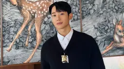 Memadukan sebagai kemeja dengan detail cantik dengan sweater dari bran ternama, gaya kasual Jung Hae In ini pun yak lepas dari perhatian. Ia bahkan terlihat tampil menawan dengan rambut yang ditata sederhana. (Liputan6.com/IG/@holyhaein)