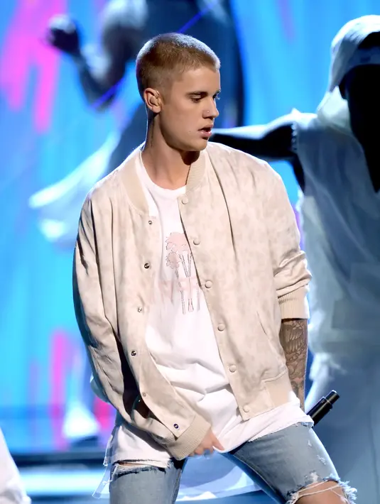 Justin kembali membuat onar, penyanyi berusia 22 tahun ini terlibat perkelahian dengan pria berbadan kekar dan berkulit hitam. Justin pun tetap gencar melawan pria tersebut dengan badannya yang cukup kecil dibandingkan lawannya. (AFP/Bintang.com)