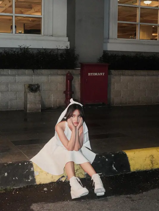 Kali ini Fuji Utami tampil dengan gaya vintage dengan outfit serba putih Ia mengenakan halterneck mini dress dengan rok A-line yang manis dan detail kancing di bagian depan.   [@aldosinarta].