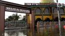 Banjir merendam sebuah masjid di perumahan Villa Mutiara Pluit, Tangerang, Banten, Senin (3/2/2020). Banjir disebabkan jebolnya tanggul sungai di sekitar kawasan tersebut. (merdeka.com/Magang/Muhammad Fayyadh)
