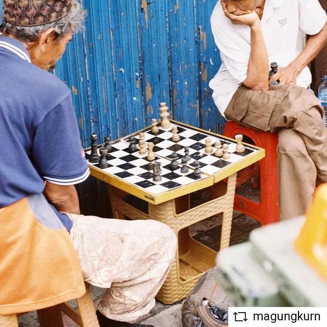 6 Alih Fungsi Kursi Plastik Ini Bikin Tepuk Jidat, dari